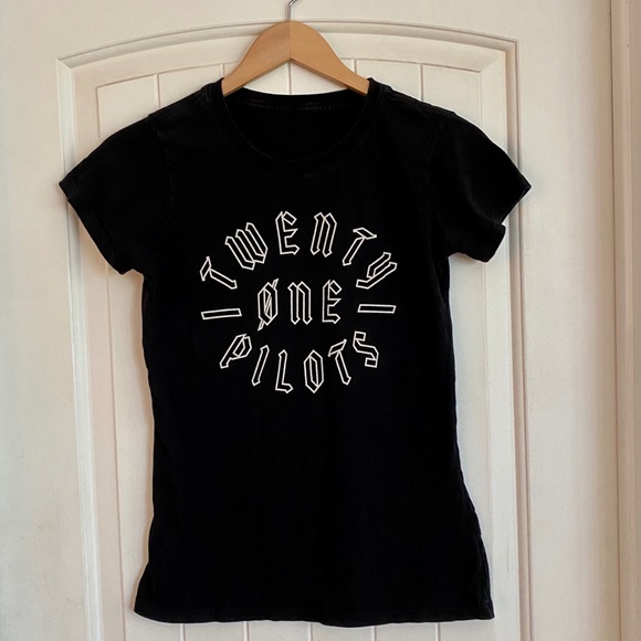 Hot Topic Tops - Twenty One Pilots Band T shirt black Hot Topic 21